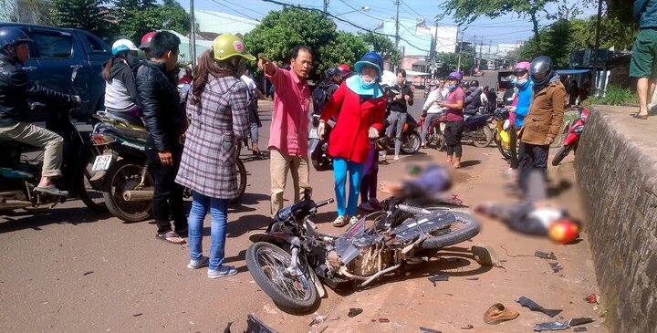 Ô tô chạy lấn làn tông văng 2 xe máy, 2 người bị thương