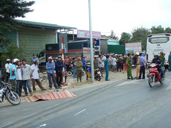 Xe khách tông liên hoàn hàng loạt xe máy, 2 người chết thảm