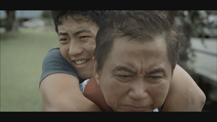 Clip: Cha kiên trì dạy con trai tàn phế tập đi như ngày còn bé gây xúc động mạnh