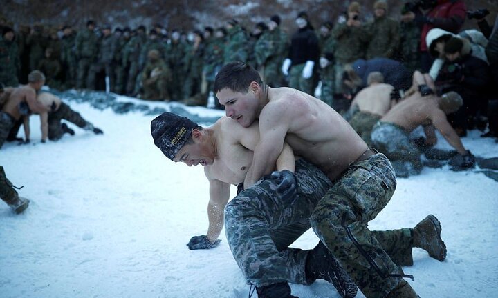 Video: Hàng trăm lính thủy đánh bộ Mỹ - Hàn cởi trần tập trận giữa tuyết lạnh