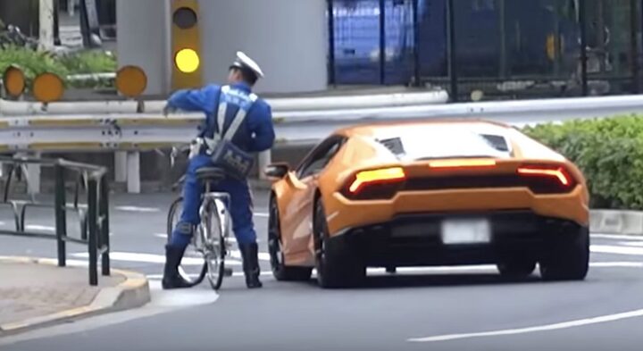 Clip: Lamborghini vượt đèn đỏ, bị cảnh sát phóng xe đạp đuổi theo lập biên bản