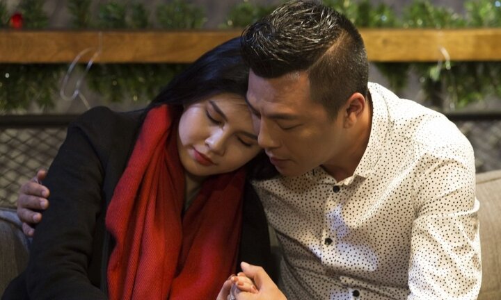 Diễn viên 'Người phán xử' tình tứ bên ca sĩ Đình Nguyên