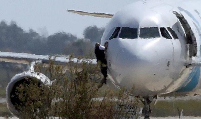 Đang cướp máy bay, không tặc từ bỏ toàn bộ kế hoạch chỉ để đổi lấy vài cốc bia