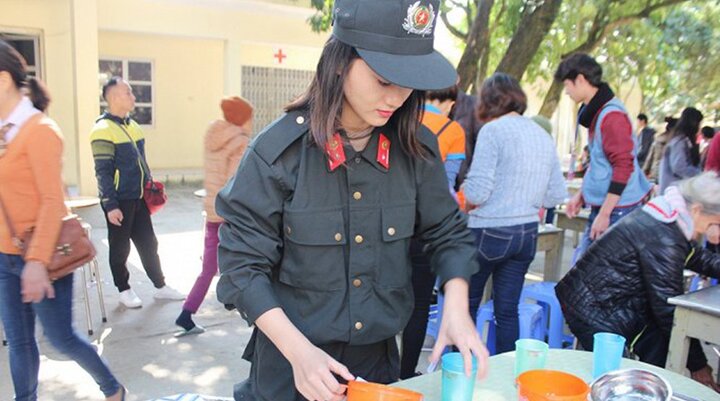 Nữ chiến sỹ cảnh sát cơ động xinh đẹp mang nụ cười đến với trẻ em cơ nhỡ
