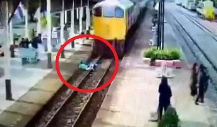 Clip: Bị tàu hỏa cán qua người vẫn sống sót, đứng dậy chạy như thường