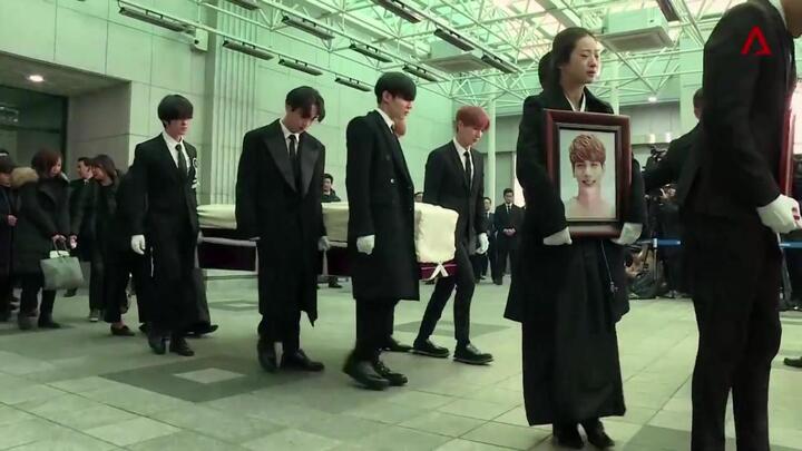 Clip: Gia đình, bạn bè nghẹn ngào tiễn biệt linh cữu Jonghyun