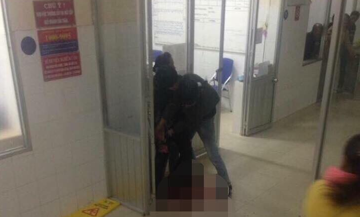 Thăm người thân ở bệnh viện, nam thanh niên rút dao đâm hàng xóm