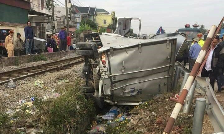 Xe tải cố tình vượt đường ray bị tàu hỏa đâm biến dạng
