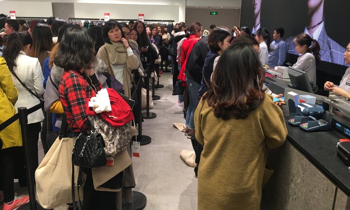 Zara Việt Nam ‘thất thủ’ ngày giảm giá: Xếp hàng cả tiếng chỉ để thanh toán
