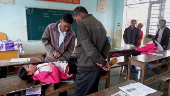 Xác minh chứng bệnh 6 học sinh tiểu học ở Đắk Lắk bỗng dưng thích leo đồi, lội suối