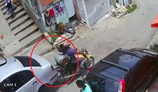 Clip: Ô tô lùi như bay xuống dốc, gây họa thảm khốc