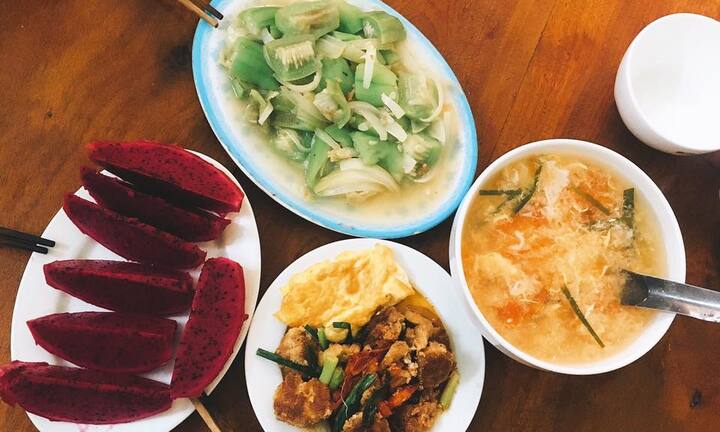 Khoe mâm cơm ở cữ sau sinh, chị em khiến 'kẻ khóc, người cười' vì sự khác biệt