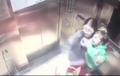 Khuất bóng chủ, người giúp việc 'hiện nguyên hình', đánh tới tấp trẻ