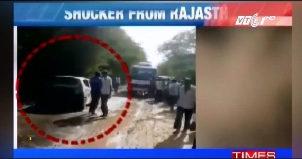 Làm mẹ chồng phật ý, 2 người vợ bị chồng thiêu sống