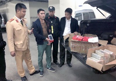 Lắp biển giả, vận chuyển hơn 600 chiếc điện thoại lậu đắt tiền