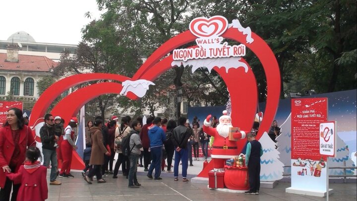 Hàng trăm người nô nức selfie trong ‘ngọn đồi tuyết rơi’ đẹp như châu Âu ở Hà Nội