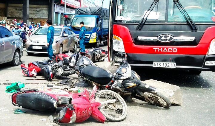 Video: Hàng loạt xe máy nằm la liệt sau khi bị xe khách cuốn vào gầm ở TP.HCM