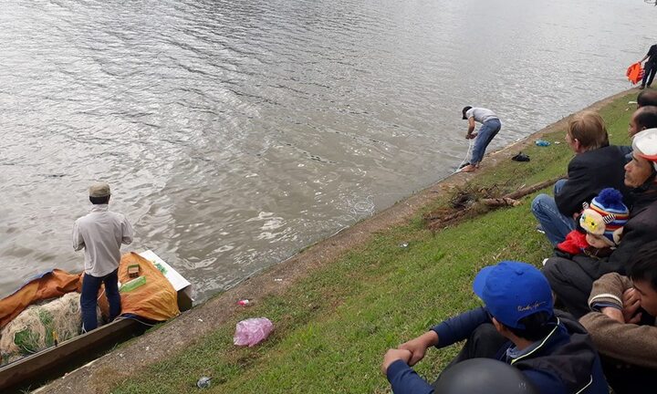 Thách nhau bơi qua hồ Xuân Hương, nam thanh niên chết đuối