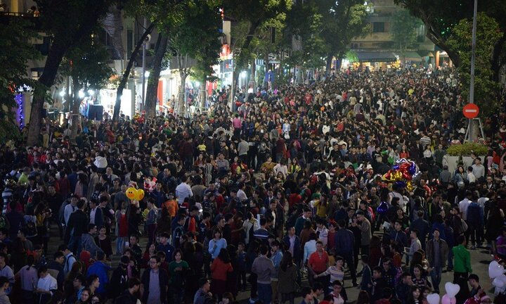 Video: Hàng vạn người đổ về Nhà thờ lớn, phố đi bộ Hà Nội đón Noel 2017