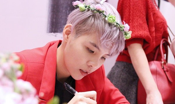 Vũ Cát Tường 'quậy' tưng bừng tại Hà Nội trong đêm Giáng sinh