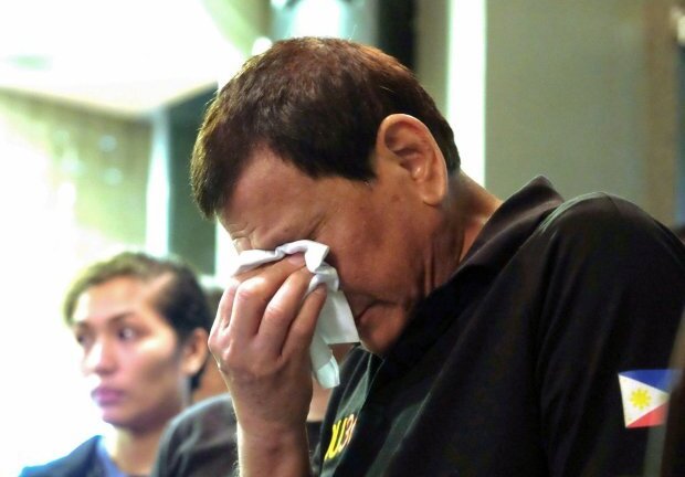 Tổng thống Philippines ôm mặt khóc khi nghe tin nạn nhân vụ cháy trung tâm thương mại