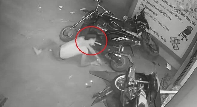 Say rượu phóng xe máy như 'ma tốc độ', ngã sấp mặt vẫn phì phèo hút thuốc