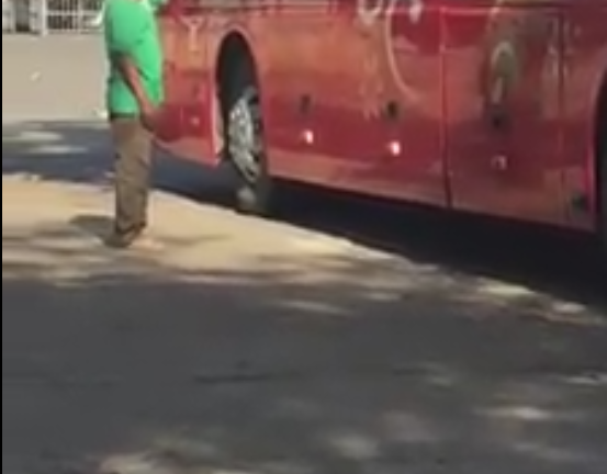 Khoảnh khắc bố lau vội nước mắt khi tiễn con đi học xa nhà khiến ai cũng xúc động