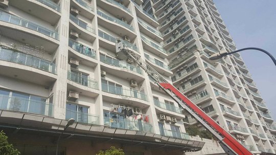 Hà Nội: Cháy tầng 27 chung cư cao cấp, xe thang dài hàng chục mét đưa người mắc kẹt ra ngoài