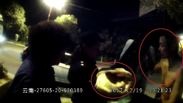 Clip: Cảnh sát cởi trần lấy áo ủ ấm bé sơ sinh bị bỏ rơi giữa đêm lạnh 0°C