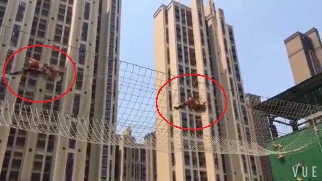 Clip: Kỹ năng leo dây siêu phàm của lính cứu hỏa Trung Quốc gây choáng