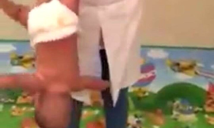 Xôn xao clip 'bé sơ sinh tập yoga', bác sĩ xem cũng đứng tim, dừng hình