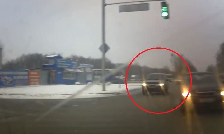 Video: 'Xe ma' thình lình xuất hiện trên đường phố Nga khiến người xem bối rối