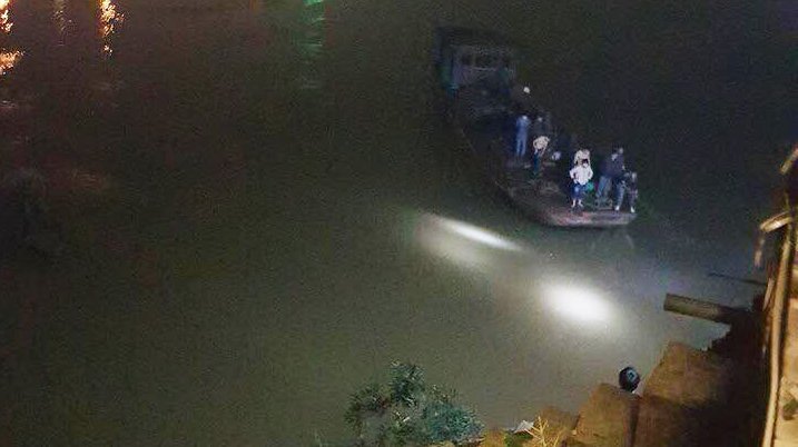 Ô tô lao xuống sông lúc nửa đêm, 2 cán bộ bệnh viện Đa khoa Yên Bái thiệt mạng