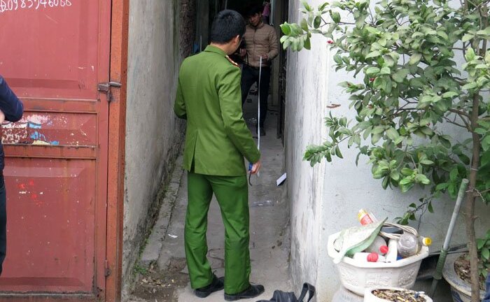 Chém hàng xóm, người đàn ông cố thủ trong nhà dọa tự sát