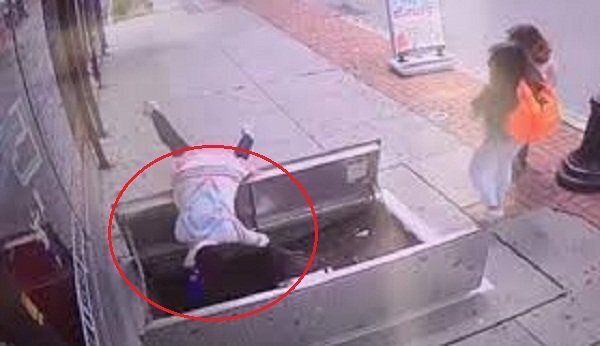 Vừa đi đường vừa dán mắt vào điện thoại và những cái kết đau đớn