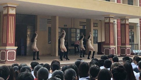 Video: 5 cô gái ăn mặc gợi cảm nhảy trước mặt học sinh như trong vũ trường ở Hà Nội