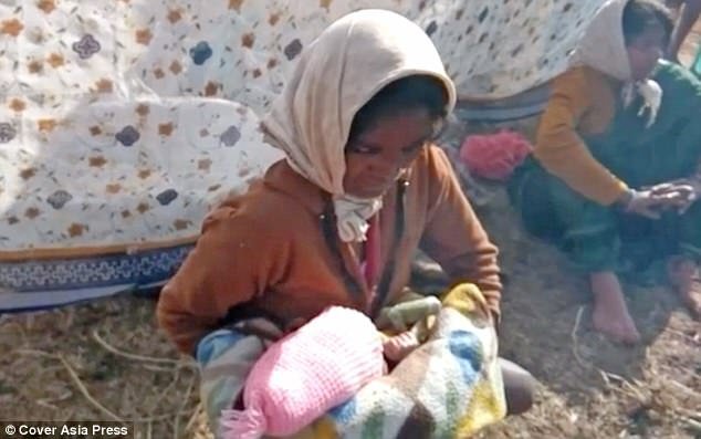 Bác sỹ nói thai chết, đuổi sản phụ về, vài giờ sau mẹ bế con sơ sinh quay lại bệnh viện