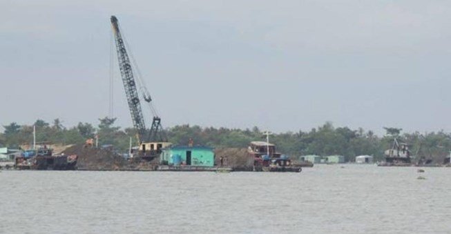 Lên tàu kiểm tra, 3 cán bộ bị cát tặc đẩy xuống sông