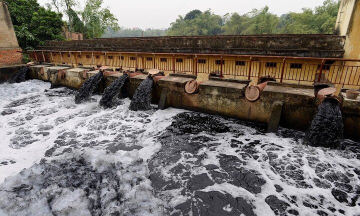 Video: Dân Chương Mỹ dùng nước đen kịt, bốc mùi tưới rau hơn 10 năm nay