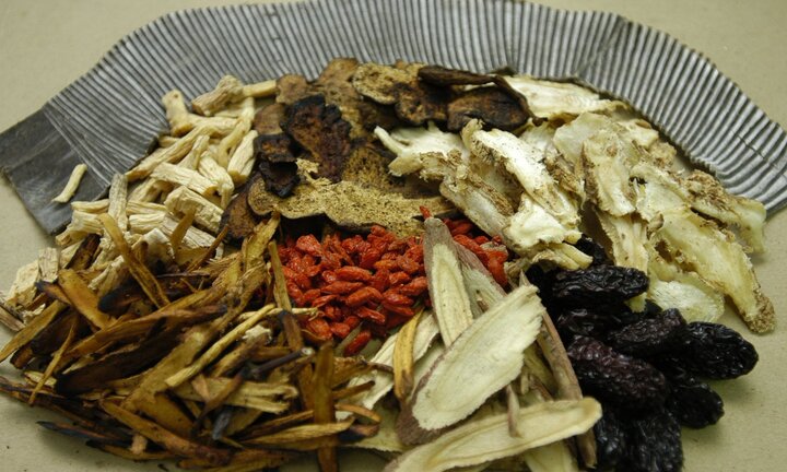 Thần dược thuốc bắc trị bách bệnh hay trò lừa bịp trắng trợn của lang băm?