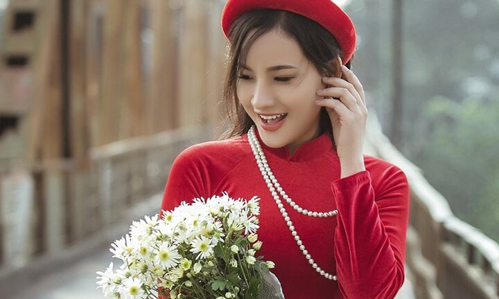 ‘Bản sao’ Angela Phương Trinh khoe sắc trong bộ ảnh rực rỡ bên cầu Long Biên