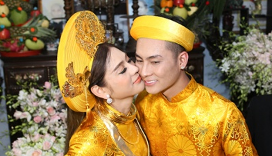 Trực tiếp đám cưới Lâm Khánh Chi: Cô dâu đeo vàng đầy người, liên tục chăm chút chú rể