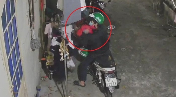 Clip: Kẻ biến thái đội mũ Grabbike trộm đồ lót nữ trong khu trọ ở Sài Gòn