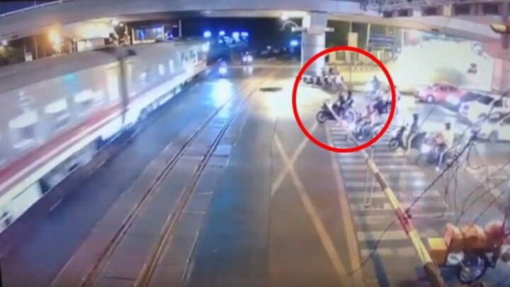 Clip: Nôn nóng vượt barie, mô tô phân khối lớn va chạm thảm khốc với tàu tốc hành