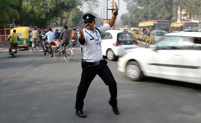 Video: Cảnh sát Ấn Độ vừa nhảy Michael Jackson vừa điều khiển giao thông cực chất
