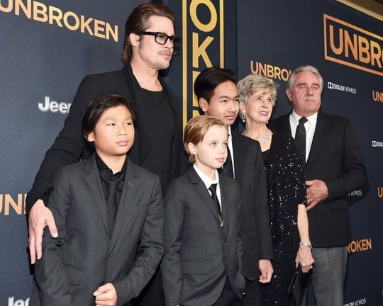 Bị cha mẹ bỏ rơi, một bước thành cậu ấm, cô chiêu nhờ được các ngôi sao nổi tiếng nhận nuôi