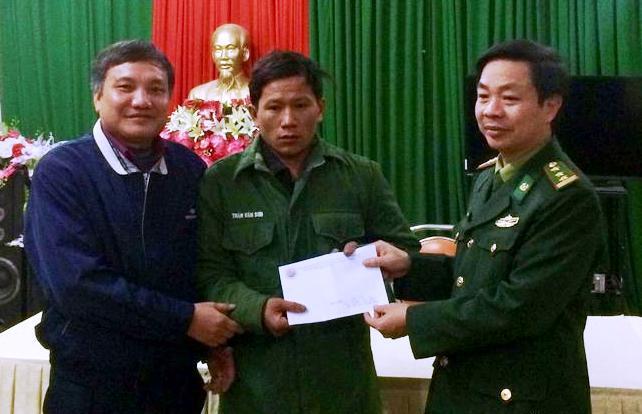 Cứu sống một ngư dân bị chìm tàu trên biển trong đêm ở Nghệ An