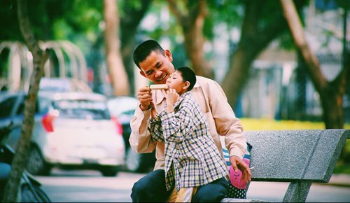 Những hình ảnh xúc động về tình cha con lay động hàng triệu trái tim