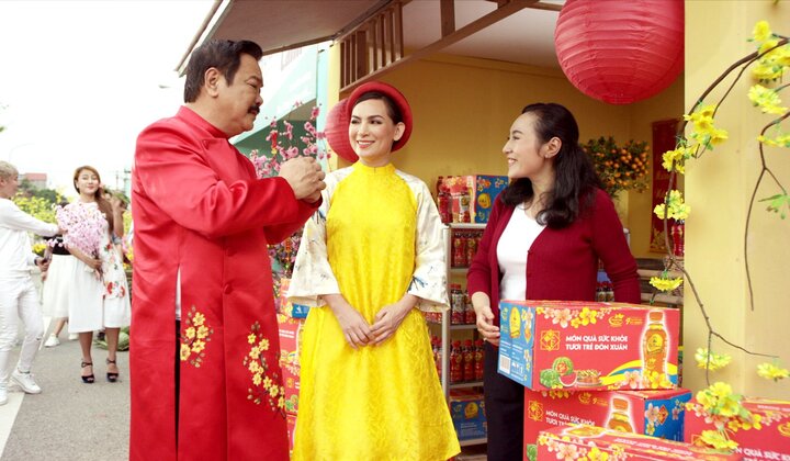 Bất ngờ CEO Việt kết hợp cùng ca sĩ đóng MV chúc Tết triệu người tiêu dùng