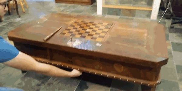 Video: Bàn gỗ thần kỳ chứa nhiều ngăn bí mật, an toàn như két sắt